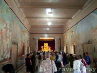 寺院内部には野生司香雪氏の壁画